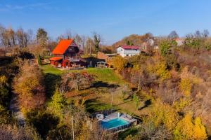 Hilltop Panorama Chalet - Happy Rentals