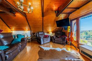 Hilltop Panorama Chalet - Happy Rentals