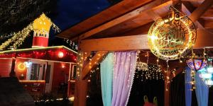 Refugio madera estilo árabe con estatuas, estanques y un pequeño zoo