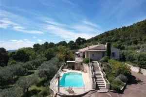 vacation home with private swimming-pool and a nice view on the luberon mountain, located in merindol, 8 persons - Mérindol