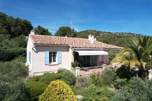 vacation home with private swimming-pool and a nice view on the luberon mountain, located in merindol, 8 persons