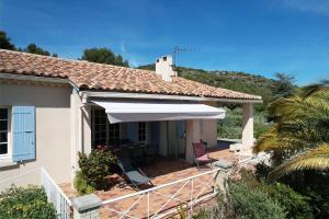 vacation home with private swimming-pool and a nice view on the luberon mountain, located in merindol, 8 persons
