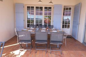 Villas vacation home with private swimming-pool and a nice view on the luberon mountain, located in merindol, 8 persons : photos des chambres