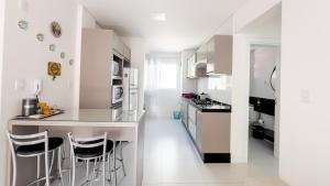 Apartamento 2 dormitórios a 300 metros do mar na Meia Praia - Itapema-sc