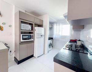 Apartamento 2 dormitórios a 300 metros do mar na Meia Praia - Itapema-sc