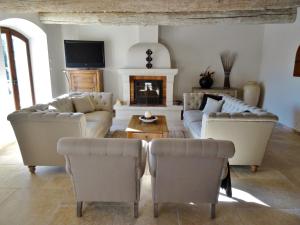 very beautiful provencal mas with pool, in the country, between cavaillon and lisle sur la sorgue - sleeps 10