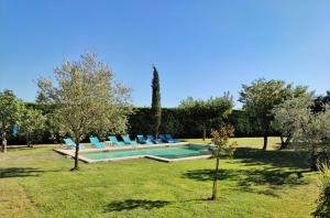 very beautiful provencal mas with pool, in the country, between cavaillon and lisle sur la sorgue - sleeps 10