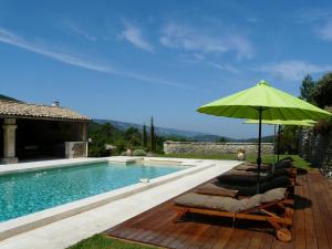 19th century Provencal Mas with pool in Provence in the Luberon, sleeps 6
