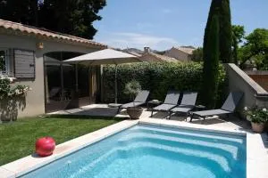 charmante location vacances avec piscine dans les alpilles, à aureille, proche du centre du village à pied- magnifique vue - 6 couchages. - Aureille