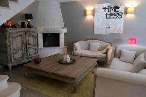 Villas charmante location vacances avec piscine dans les alpilles, a aureille, proche du centre du village a pied- magnifique vue - 6 couchages. : photos des chambres