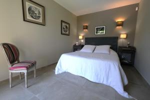 charmante location vacances avec piscine dans les alpilles, à aureille, proche du centre du village à pied- magnifique vue - 6 couchages.