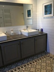 charmante location vacances avec piscine dans les alpilles, à aureille, proche du centre du village à pied- magnifique vue - 6 couchages.