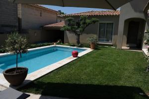 charmante location vacances avec piscine dans les alpilles, à aureille, proche du centre du village à pied- magnifique vue - 6 couchages.