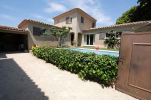 charmante location vacances avec piscine dans les alpilles, à aureille, proche du centre du village à pied- magnifique vue - 6 couchages.