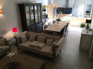 Villas charmante location vacances avec piscine dans les alpilles, a aureille, proche du centre du village a pied- magnifique vue - 6 couchages. : photos des chambres