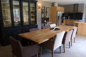 Villas charmante location vacances avec piscine dans les alpilles, a aureille, proche du centre du village a pied- magnifique vue - 6 couchages. : photos des chambres