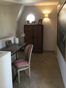 Villas charmante location vacances avec piscine dans les alpilles, a aureille, proche du centre du village a pied- magnifique vue - 6 couchages. : photos des chambres