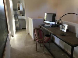 Villas charmante location vacances avec piscine dans les alpilles, a aureille, proche du centre du village a pied- magnifique vue - 6 couchages. : photos des chambres