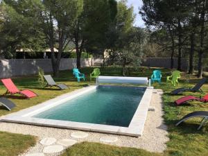 A pretty family house located in a tranquil area with a pretty view of the Luberon range.