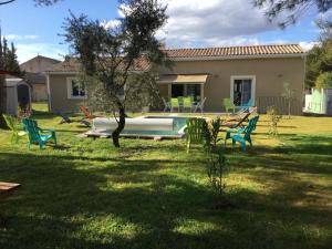 A pretty family house located in a tranquil area with a pretty view of the Luberon range.