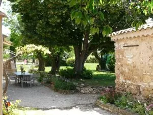 typical provencal mas with pool, a little corner of paradise with view of sainte victoire, close to aix en provence, sleeps 10. - Saint-Marc-Jaumegarde