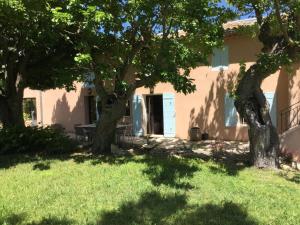 typical provencal mas with pool, a little corner of paradise with view of sainte victoire, close to aix en provence, sleeps 10.