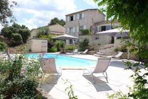 Pleasant part of house with pool to share in Vaucluse, 46 people