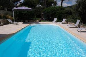 Pleasant part of house with pool to share in Vaucluse, 46 people