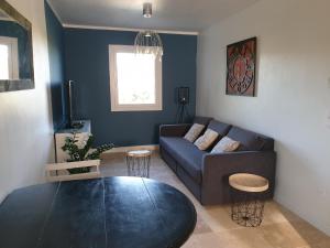 Pleasant part of house with pool to share in Vaucluse, 46 people