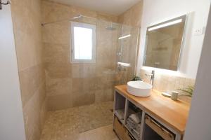 Pleasant part of house with pool to share in Vaucluse, 46 people