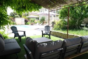 Pleasant part of house with pool to share in Vaucluse, 46 people