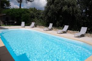 Maisons de vacances Pleasant part of house with pool to share in Vaucluse, 4/6 people : photos des chambres
