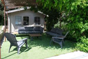 Maisons de vacances Pleasant part of house with pool to share in Vaucluse, 4/6 people : photos des chambres