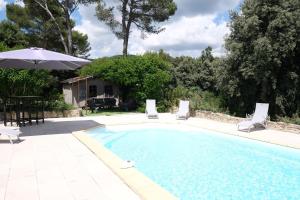 Maisons de vacances Pleasant part of house with pool to share in Vaucluse, 4/6 people : photos des chambres