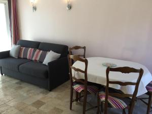 Maisons de vacances pretty gite with pool in cavaillon, beautiful view on the luberon mountains, 4 people. : photos des chambres