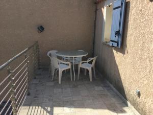 pretty gite with pool in cavaillon, beautiful view on the luberon mountains, 4 people.