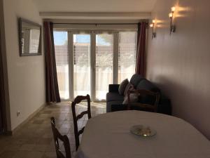 Maisons de vacances pretty gite with pool in cavaillon, beautiful view on the luberon mountains, 4 people. : photos des chambres