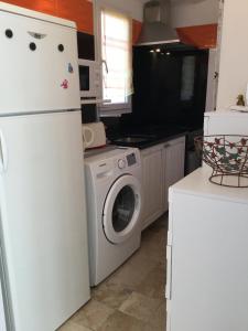 pretty gite with pool in cavaillon, beautiful view on the luberon mountains, 4 people.