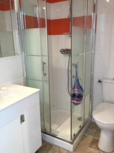 Maisons de vacances pretty gite with pool in cavaillon, beautiful view on the luberon mountains, 4 people. : photos des chambres