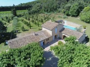 typical provencal bastide, built of local stones, in the luberon in cheval-blanc with secured pool and wifi -sleeps 6 people. - 谢瓦布朗克