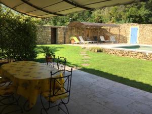 Villas typical provencal bastide, built of local stones, in the luberon in cheval-blanc with secured pool and wifi -sleeps 6 people. : photos des chambres