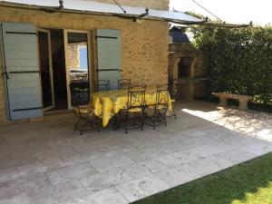 Villas typical provencal bastide, built of local stones, in the luberon in cheval-blanc with secured pool and wifi -sleeps 6 people. : photos des chambres