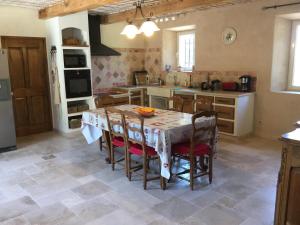 Villas typical provencal bastide, built of local stones, in the luberon in cheval-blanc with secured pool and wifi -sleeps 6 people. : photos des chambres