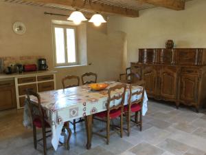 Villas typical provencal bastide, built of local stones, in the luberon in cheval-blanc with secured pool and wifi -sleeps 6 people. : photos des chambres