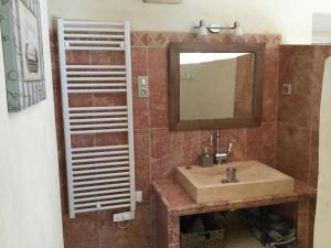 Villas typical provencal bastide, built of local stones, in the luberon in cheval-blanc with secured pool and wifi -sleeps 6 people. : photos des chambres