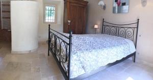 Villas typical provencal bastide, built of local stones, in the luberon in cheval-blanc with secured pool and wifi -sleeps 6 people. : photos des chambres