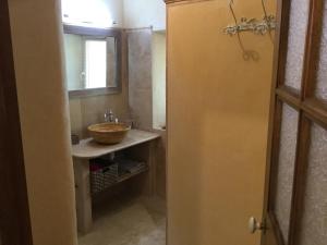 Villas typical provencal bastide, built of local stones, in the luberon in cheval-blanc with secured pool and wifi -sleeps 6 people. : photos des chambres