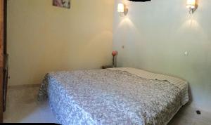 Villas typical provencal bastide, built of local stones, in the luberon in cheval-blanc with secured pool and wifi -sleeps 6 people. : photos des chambres