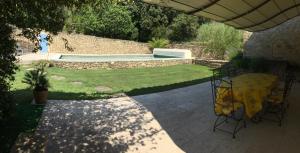 Villas typical provencal bastide, built of local stones, in the luberon in cheval-blanc with secured pool and wifi -sleeps 6 people. : photos des chambres
