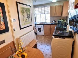 Centrally located in Canterbury with two bedrooms and a sofa bed